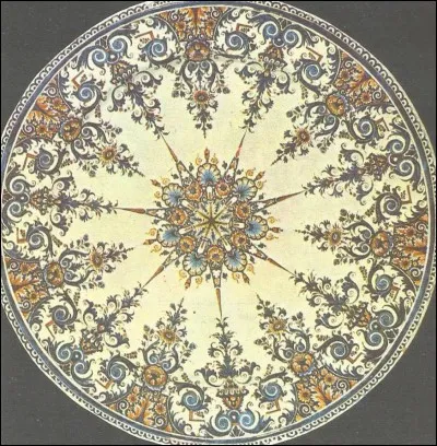 Quelle ville est connue pour sa faïence aux décors bleus sur blanc ou décors blancs sur bleu ?