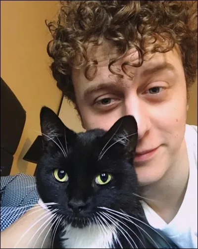 Comment s'appelle le chat de ce youtubeur ?