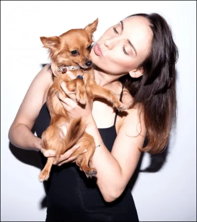 Comment s'appelle le chien de cette youtubeuse ?