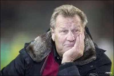 Quelle est la nationalité de l'ancien footballeur et entraîneur Johan Boskamp ?