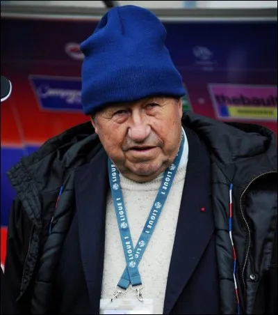 De quel club de foot, Guy Roux a-t-il été l'emblématique entraîneur pendant des années ?