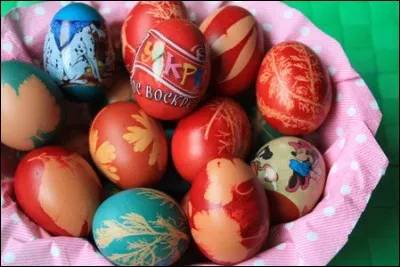 Une décoration respectant la tradition orthodoxe. Où vous conduit cette chasse aux œufs alors que sur votre fiche est inscrit : Belgrade.