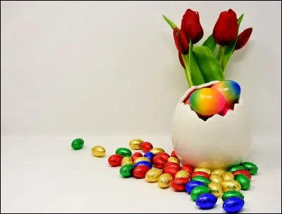 C'est une très jolie et très gaie présentation pour ces œufs qui sont délicatement enveloppés de papier ou encore peints aux couleurs de l'arc-en-ciel.