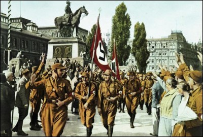 A l'époque de l'Allemagne nazie, "les chemises brunes" désignaient les membres appartenant à :