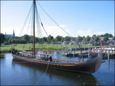 Le musée des navires vikings de Roskilde se trouve dans le pays.