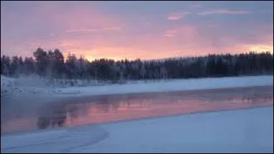 Le nord du pays est traversé par le cercle polaire arctique.