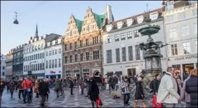 Ce pays est peuplé de 5,7 millions d'habitants.