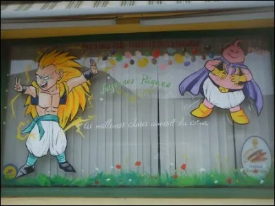 Voici une belle vitrine décorée avec deux personnages de "Dragon Ball Z". Lequel d'entre eux est capable de transformer les gens en chocolats ou en bonbons ?