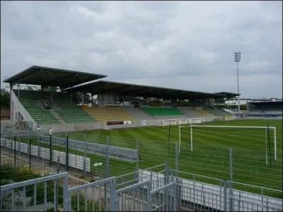 Quel club volue au Stade de la Rabine ?