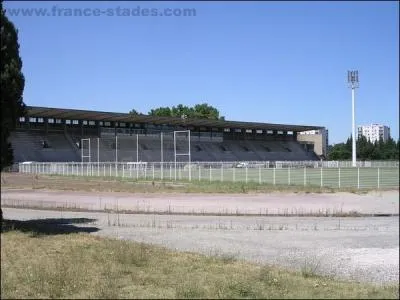 Quel club volue au Parc des Sports ?