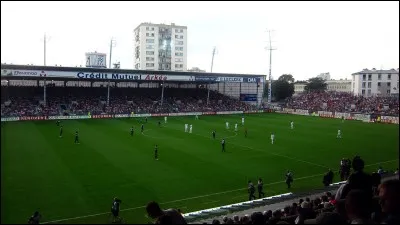 Dans quelle ville peut-on trouver ce stade de football ?