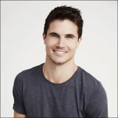 Dans quelle(s) série(s) Robbie Amell a-t-il joué ?
