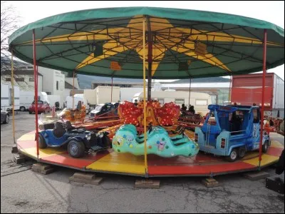 Quand tu viens à une fête foraine et que ta meilleure amie veut aller faire un immense manège avec toi, tu...