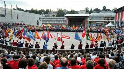 Le pays compte 8,5 millions d'habitants. C'est :