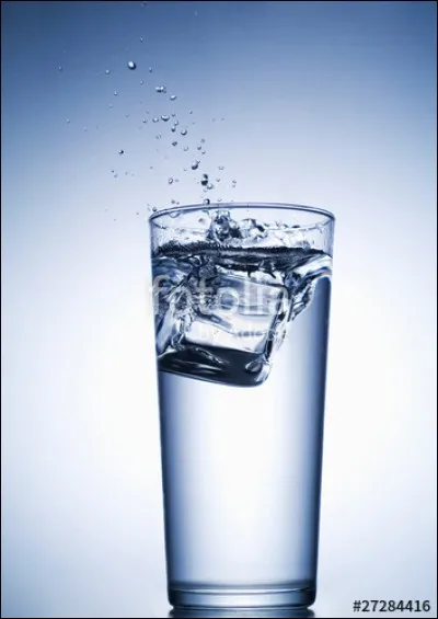 Lorsque l'on place un cube de glace dans un verre d'eau, celui-ci va être automatiquement attiré vers le bord du verre. Comment faire pour l'obliger à rester au centre ?