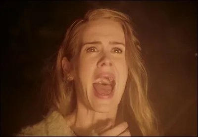 Un groupe de fous te séquestrent chez toi et veulent te tuer avec ta famille. Que fais-tu en premier ?