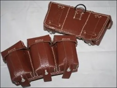 Dans quel r&eacute;cipient fait-il tremper les cartouchi&egrave;res allemandes dans la vid&eacute;o "Tuto 1 : patine des cuirs" ?