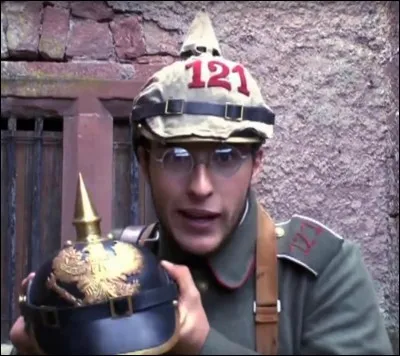 D'o&ugrave; vient le casque &agrave; pointe d&eacute;gueulasse que Vladimir a achet&eacute; ?