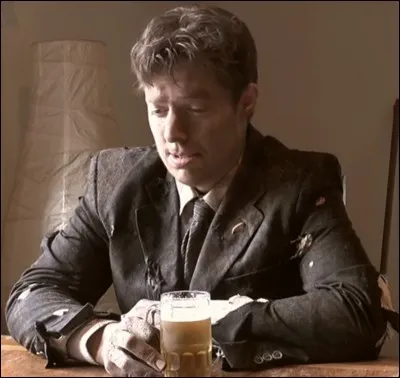 Quelle est la marque de bi&egrave;re que Vladimir lui sert au d&eacute;but de la vid&eacute;o "LA FRANCE : l'analyse du film" ?