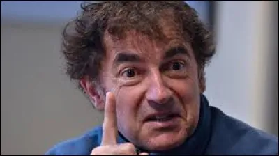 Maintenant, il est marié mais quand il était jeune, le mince Albert c'est fait prêtre.