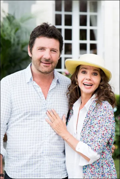 Pourquoi Caro met-elle du temps à répondre à Xavier, à la mairie ?