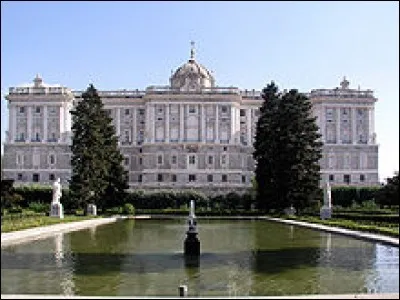 C'est une monarchie constitutionnelle