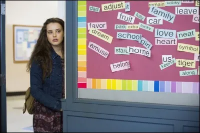 Quelle sorte de mots anonymes Clay offrait-il régulièrement à Hannah au lycée ?