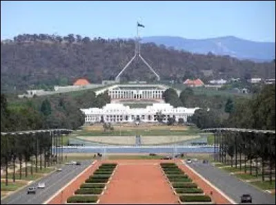 Ce bâtiment, inauguré sur "Capital Hill", en 1988, à Canberra, est le siège des deux Chambres séparément logées.