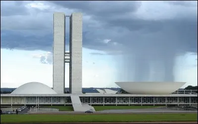 Le Congrès national du Brésil, c'est le nom du bâtiment et de l'institution qui s'y trouve. Faut pas s'étonner de le retrouver à Brasilia, capitale du pays depuis 1960 : il est l'oeuvre d'Oscar Niemeyer, architecte principal de la conception de la ville.