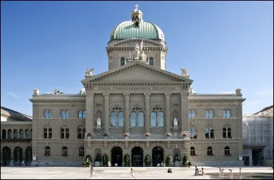 Le Palais fédéral suisse se trouve à Berne : fondé en 1848, il est logé depuis 1857 dans ce magnifique palais situé sur la	
Bundesplatz.