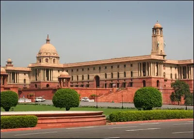 Il y a quelque chose d'envoûtant dans celui-ci ! On peut trouver (sic) à New-Delhi cette extraordinaire résidence présidentielle entourée d'un parc de 160 hectares. Débuté en 1912, le Rashtrapati Bhavan représente un joyau de l'empire britannique d'alors avec ses 350 000 mètres cubes de marbre.
Le Parlement de l'Inde est un parlement à double Chambre, créé après l'indépendance, de l'Inde en 1950.