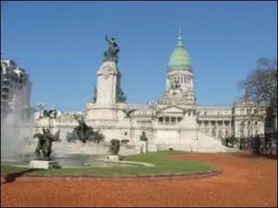 Il y a beaucoup de fierté qui émane de cet édifice du Sud de l'Amérique, situé à Buenos Aires : 50 ans de travaux lui furent nécessaires pour afficher ce lustre. Son dôme a plus de 80 mètres.