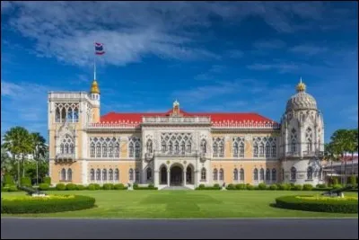 L'Assemblée nationale de Thaïlande, siège à Bangkok : il s'agit d'un Parlement bicaméral.