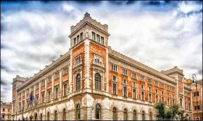 Le palais Montecitorio est le lieu des députés à Rome en Italie. Conçu par le Bernin (début 17e siècle) et réaménagé à l'époque de l'unification de l'Italie, Montecitorio fut choisi pour être le siège, à Rome (1871) de la Chambre des députés.