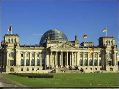 Le Parlement allemand est surtout connu pour son incendie historique de 1936, qui l'a presque totalement détruit. Sa nouvelle coupole fait la joie des touristes.