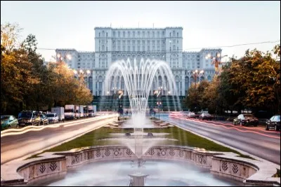 Avec sa surface habitable de 350 000 m2, le parlement roumain de Bucarest est l'un des plus grands bâtiments d'Europe.
Depuis la chute de Ceaușescu en 1989, il est appelé le Palais du Parlement.