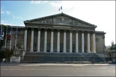 L'Assemblée nationale française siège au palais Bourbon, à Paris. Depuis 1986, l'Assemblée compte 577 membres.