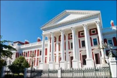 Importante nuance depuis 1910, le Cap (Cape Town) est le siège du parlement alors que le gouvernement est installé à Pretoria.