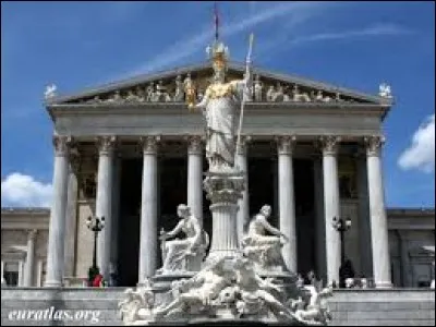 Son architecte Hansen s'inspira de l'architecture grecque pour concevoir cet édifice néo-classique. Il fut bâti à la fin du XIXe siècle pour accueillir les réunions du conseil d'Empire des différents États des Habsbourg.