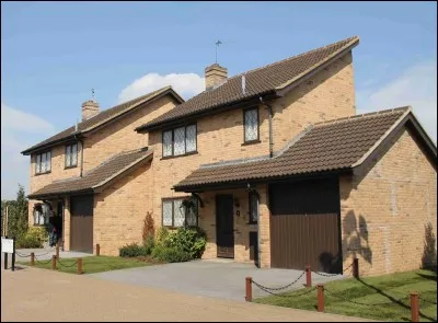 Qui amène la personne de la question 3 chez les Dursley ?