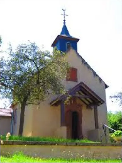 Nous sommes devant la chapelle Saint-Isidore de Grindorff-Bizing. Village du Grand-Est, dans l'arrondissement de Thionville, il se situe dans le département ...