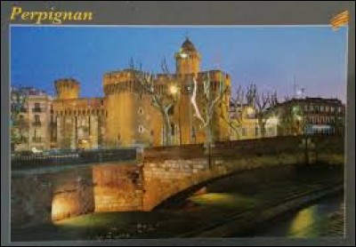 Vous avez reçu une carte postale de Perpignan (Pyrénées-Orientales), ville où les habitants se nomment les ...