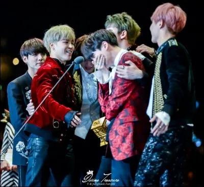 Tu sors avec celui que tu aimes mais ta meilleure amie drague ton bias... Comment réagis-tu ?