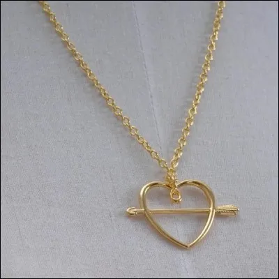 L'admiratrice de Harry va sortir de la pièce, vexée, mais elle va faire tomber une chose. Quoi ?