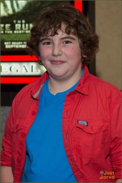 Comment s'appelle l'acteur qui interprète Chuck ?