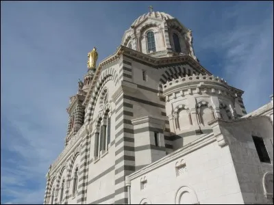 Comment la basilique Notre-Dame-de-la-Garde, située à Marseille, est-elle surnommée ?