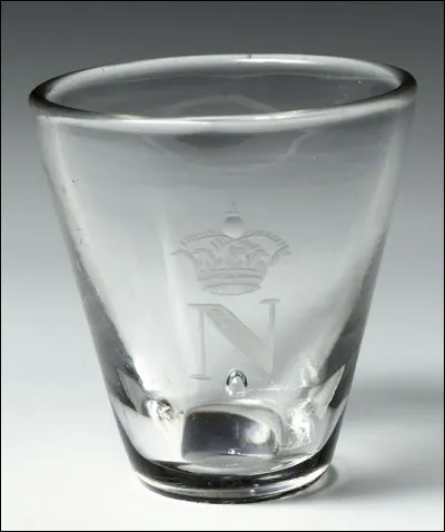 Jeter un caillou dans un verre d'eau fait monter le niveau d'eau...