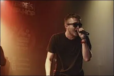 À qui le chanteur s'adresse-t-il dans la chanson "deviens génial"?