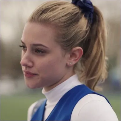 Comment sont la perruque et la tenue de Betty dans sa "part d'ombre" ?