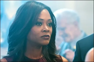 Avec qui Sierra McCoy entretient-elle une relation amoureuse ?